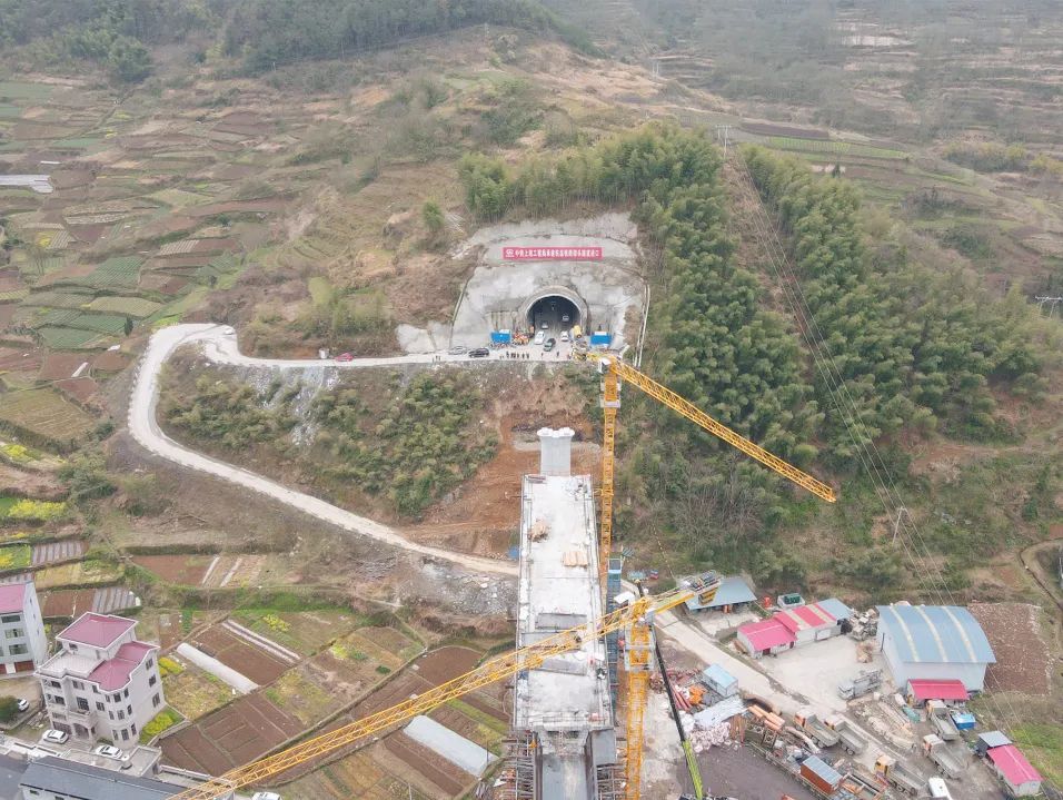 杭温铁路首座千米级隧道提前贯通