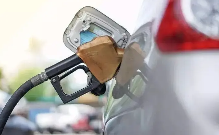 成品油价近四个月内首次下调