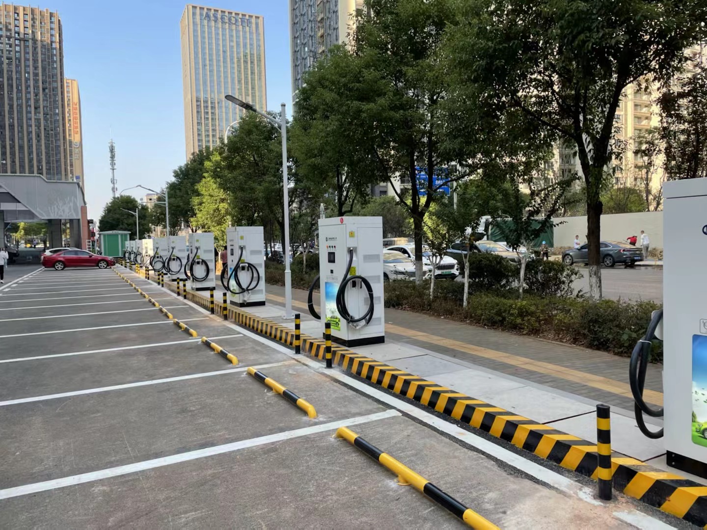 我国电动汽车充电设施总数超1800万个